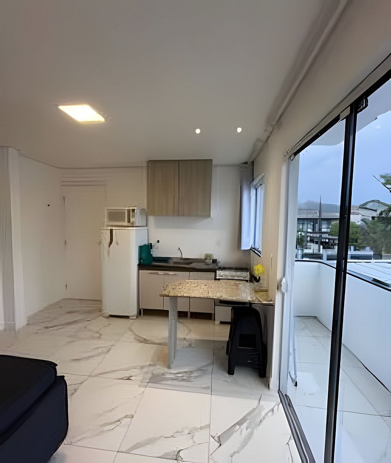 Apartamento confortável com varanda espaçosa