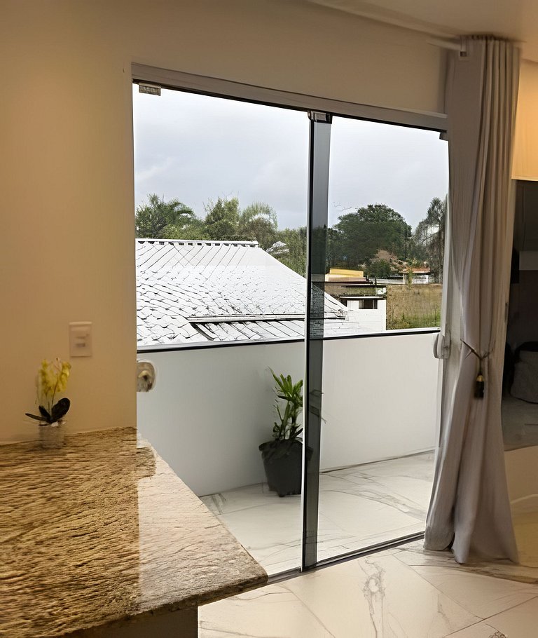 Apartamento confortável com varanda espaçosa