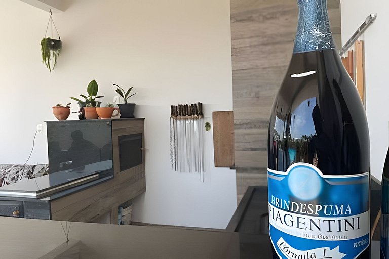 Apartamento confortável com varanda espaçosa