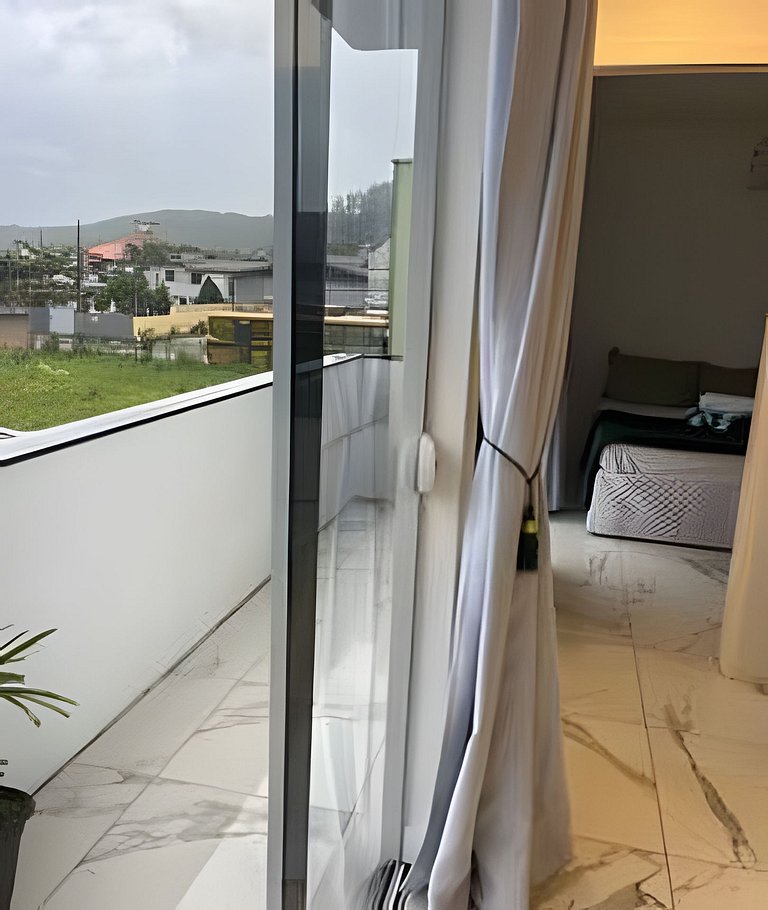 Apartamento confortável com varanda espaçosa