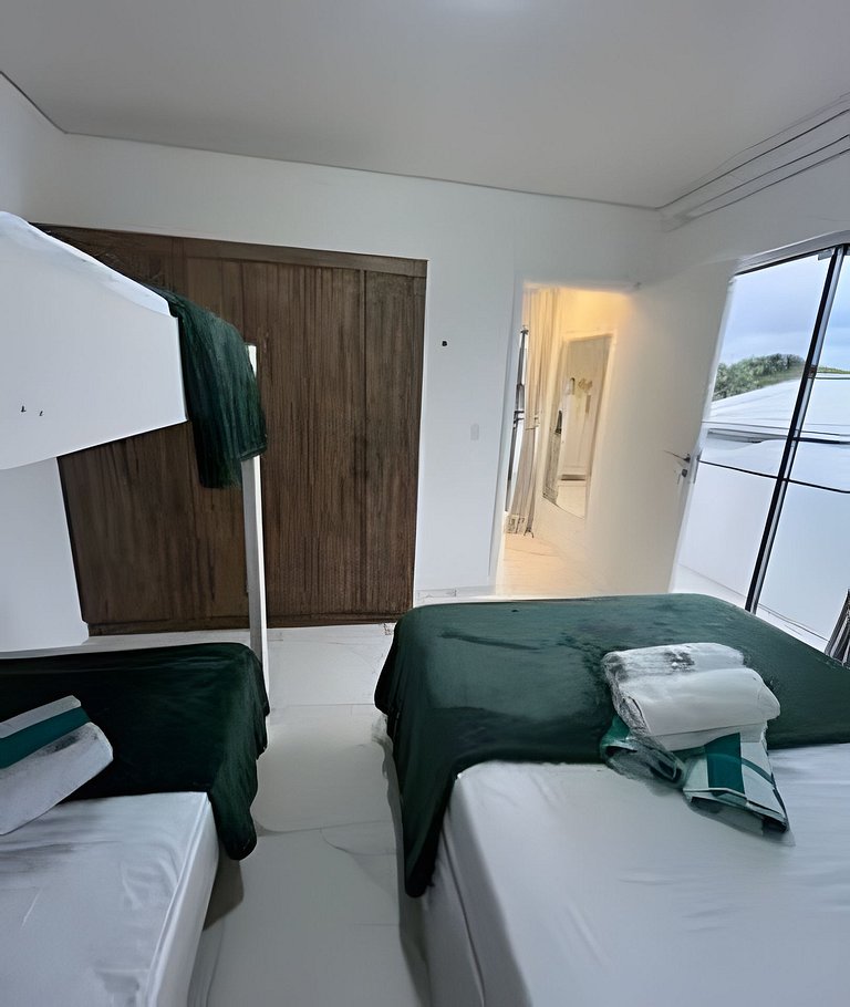 Apartamento confortável com varanda espaçosa