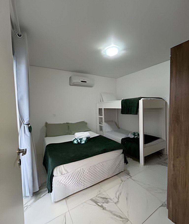 Apartamento confortável com varanda espaçosa