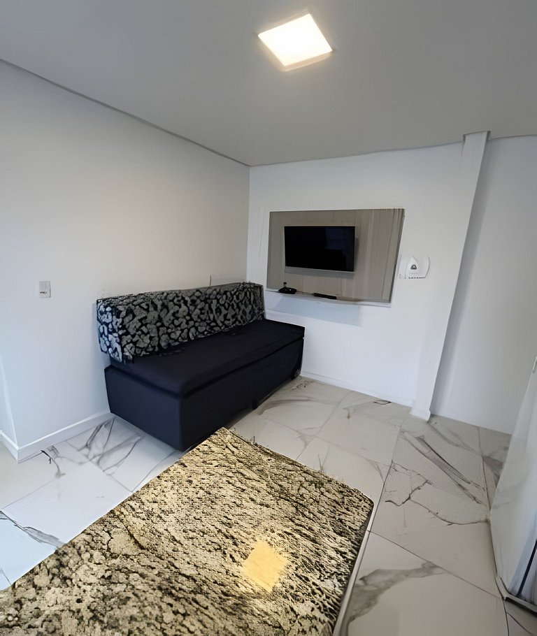 Apartamento confortável com varanda espaçosa
