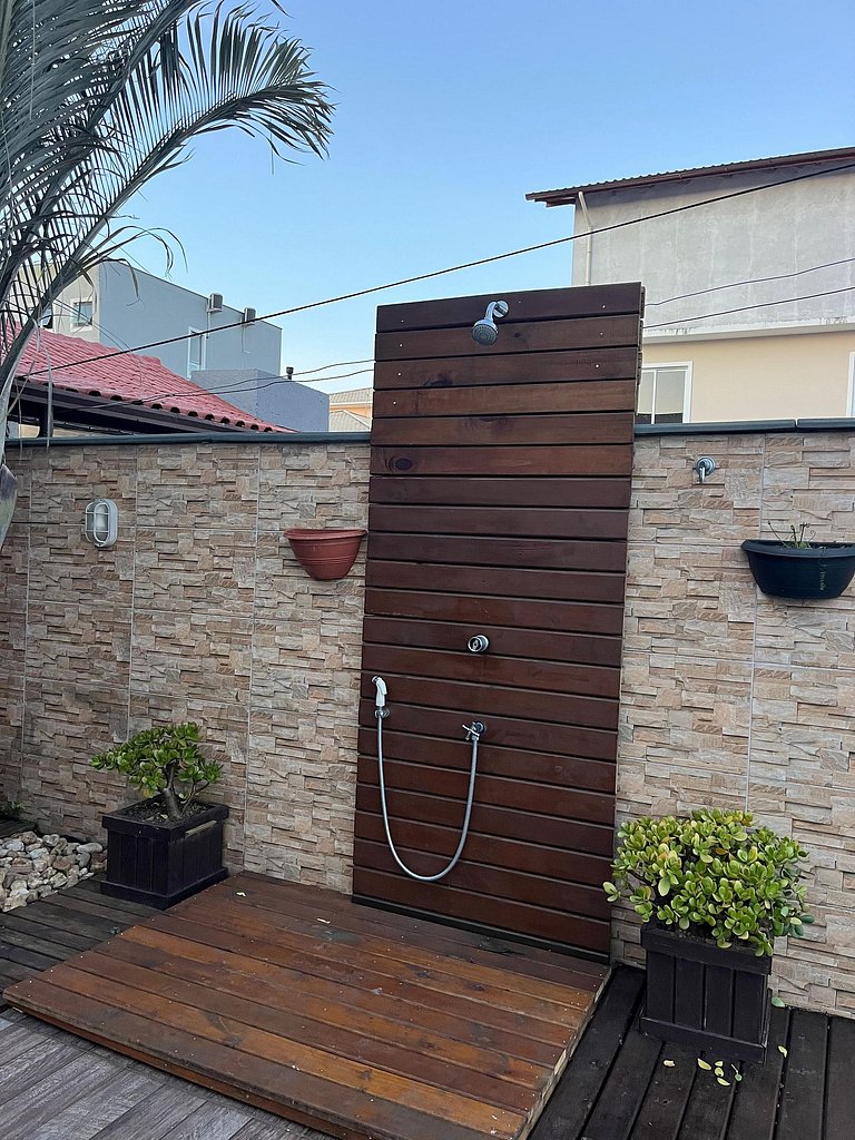 Apartamento confortável com varanda espaçosa