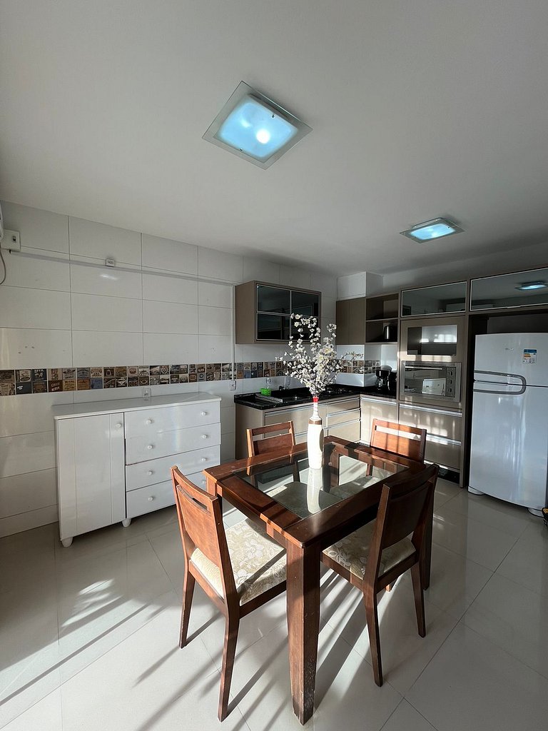 Apartamento amplo com churrasqueira nos Ingleses