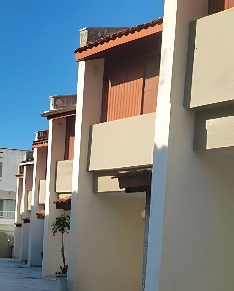 Sobrado à 300m da praia e do centro dos Ingleses