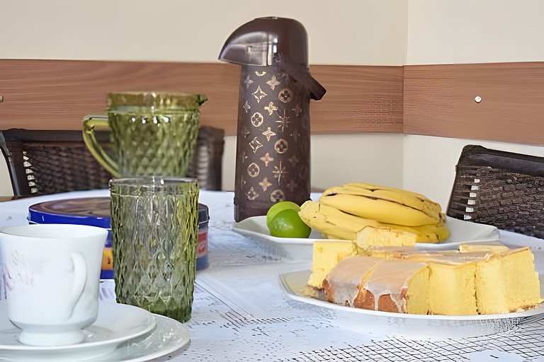 Suíte ampla com vista para praia e café da manhã!