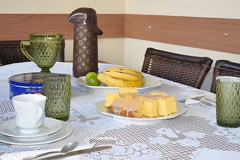 Suíte ampla com vista para praia e café da manhã!