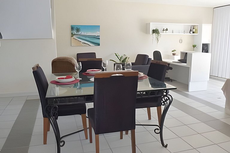 Suíte ampla com vista para praia e café da manhã!
