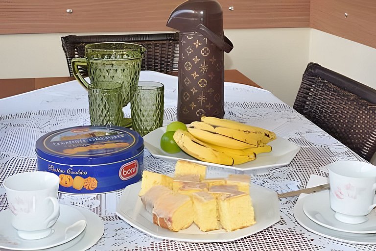 Suíte ampla com vista para praia e café da manhã!