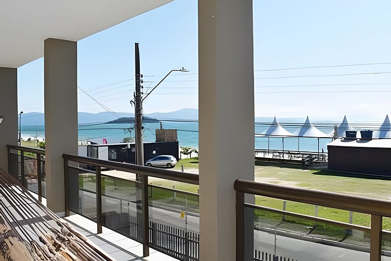 Suíte ampla com vista para praia e café da manhã!