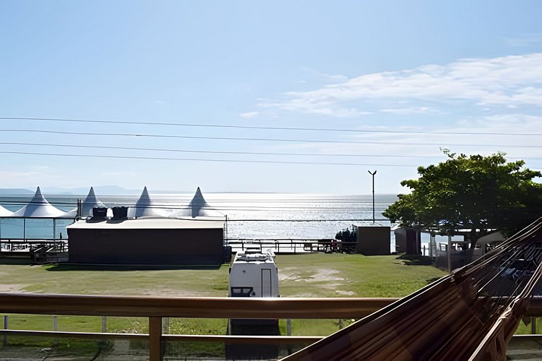 Suíte ampla com vista para praia e café da manhã!