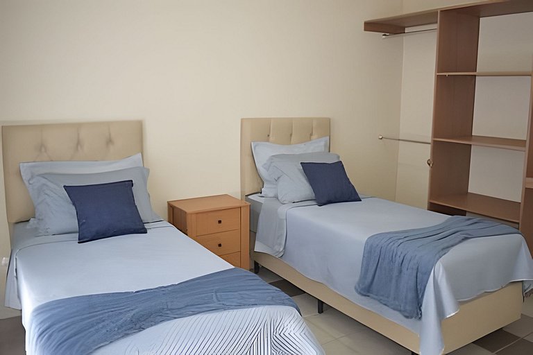 Quarto Masculino, café da manhã e à 60m da Praia