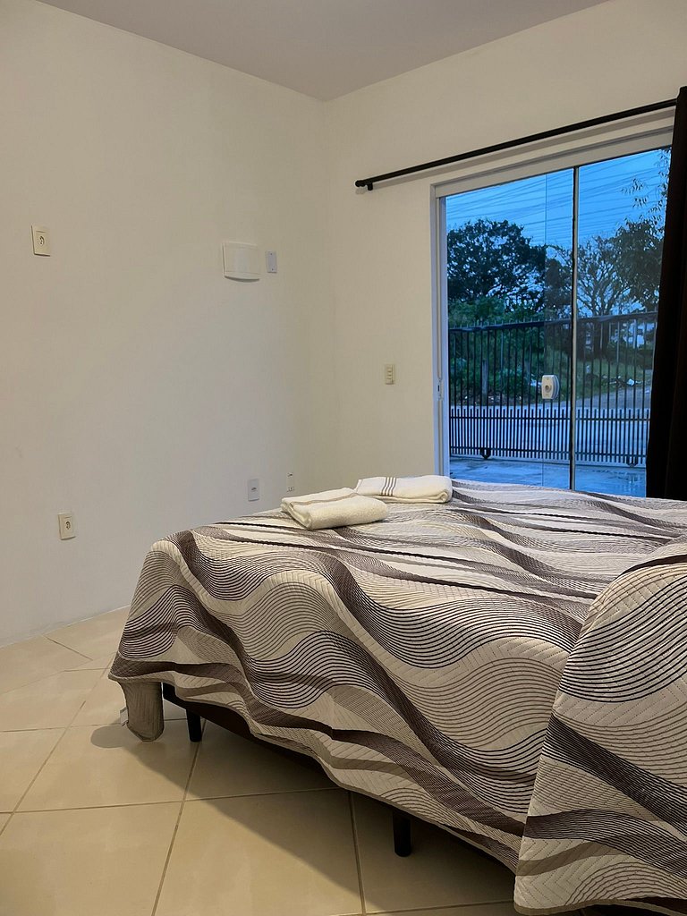 Suíte ampla no térreo com ar-condicionado