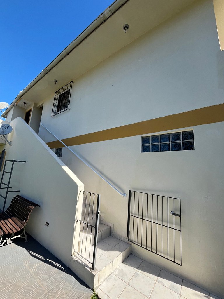Apto de 01 dormitório, à 2 quadras da praia de Canas