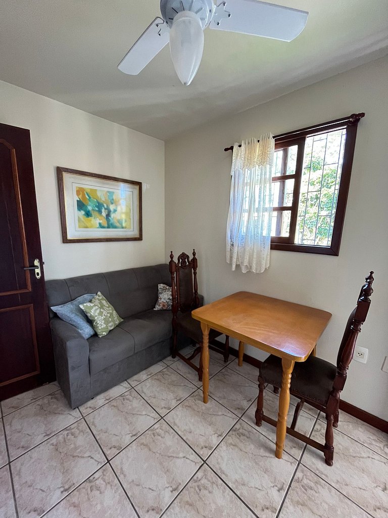 Apto de 01 dormitório, à 2 quadras da praia de Canas
