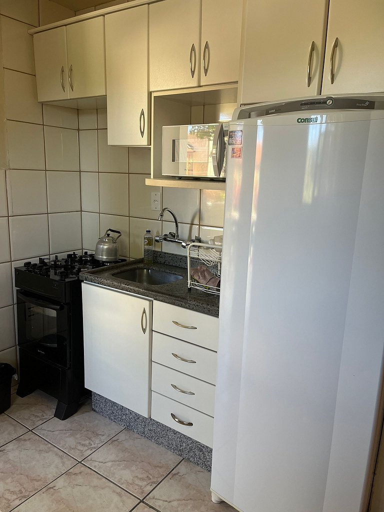 Apto de 01 dormitório, à 2 quadras da praia de Canas