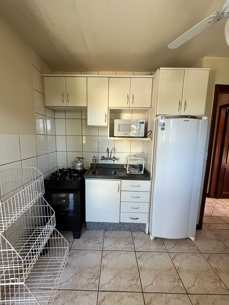 Apto de 01 dormitório, à 2 quadras da praia de Canas