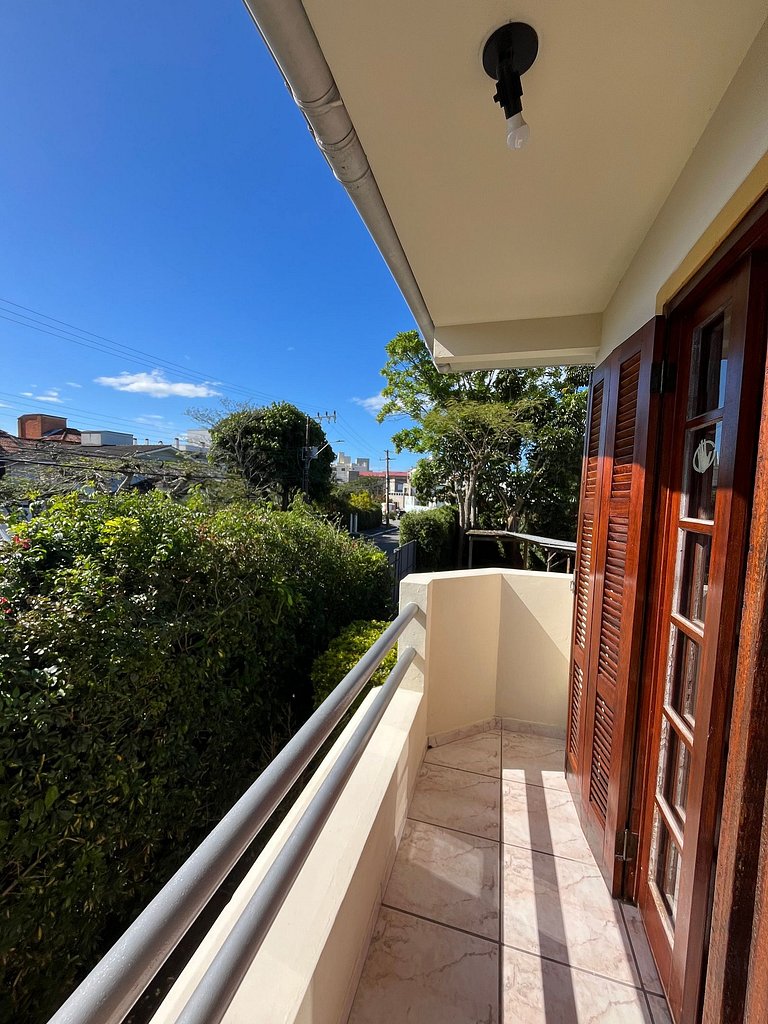 Apto de 01 dormitório, à 2 quadras da praia de Canas