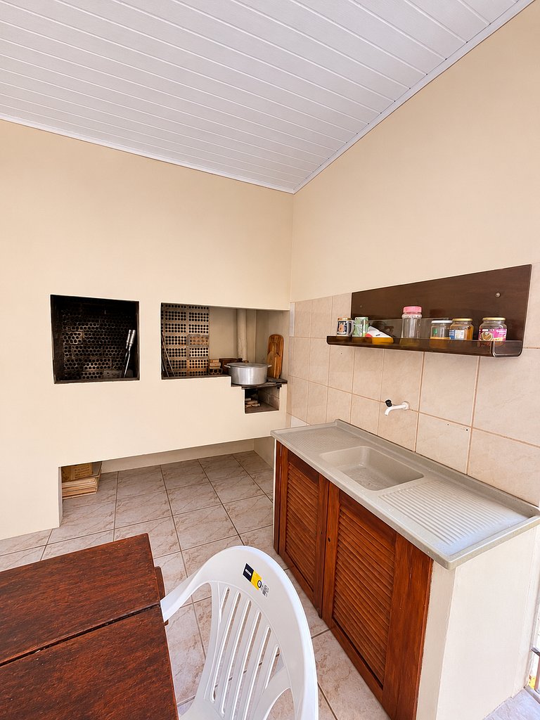 Apto de 01 dormitório, à 2 quadras da praia de Canas