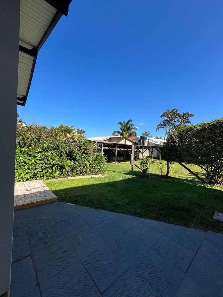 Apto de 01 dormitório, à 2 quadras da praia de Canas