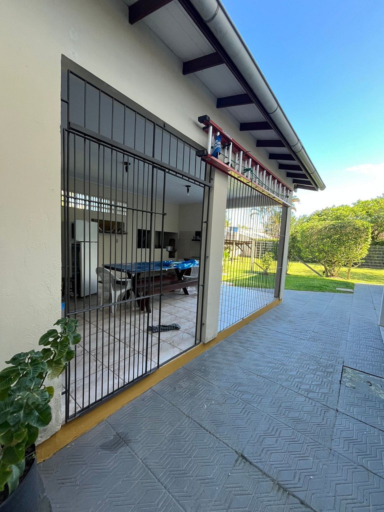 Apto de 01 dormitório, à 2 quadras da praia de Canas