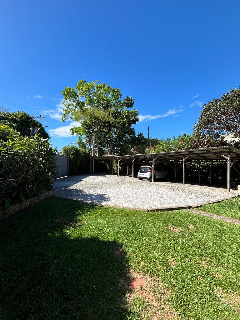 Apto de 01 dormitório, à 2 quadras da praia de Canas