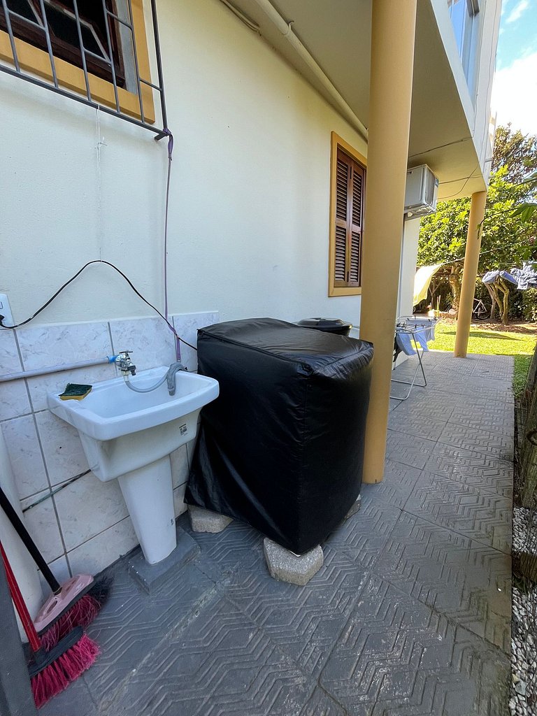 Apto de 01 dormitório, à 2 quadras da praia de Canas